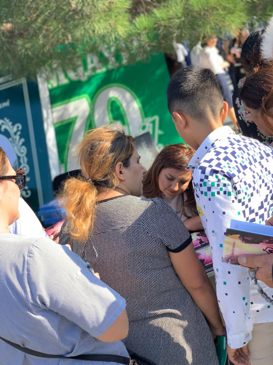 Nazilə şeir deyərək kitabını icra başçısına hədiyyə etdi (Video)